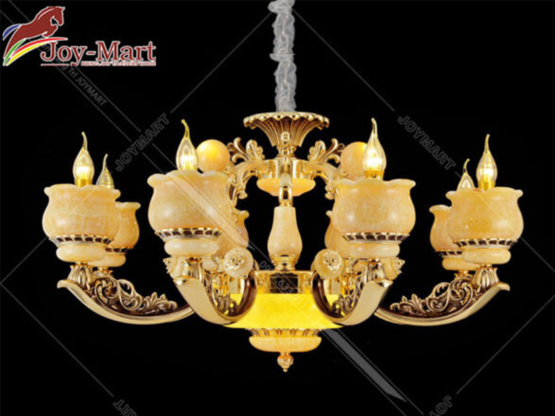 Màu vàng ấm cúng của đèn chùm hiện đại mang ý nghĩa phong thủy tốt cho gia chủ