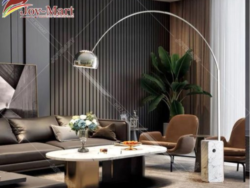 Đèn cây cao cấp sử dụng chất liệu bền đẹp, mang đến sự sang trọng cho không gian phòng khách