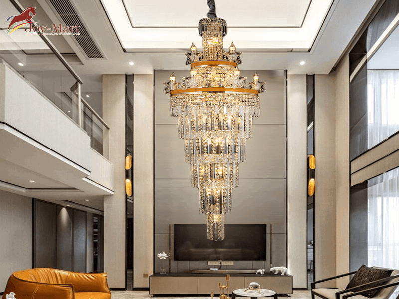 Đèn chùm phòng khách thông tầng có kích thước lớn, đòi hỏi độ bền cao