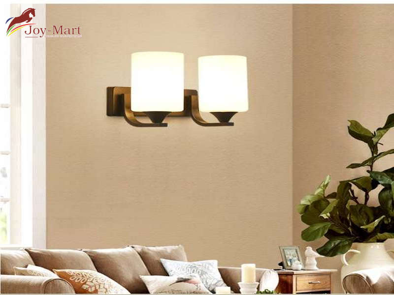 Đèn trang trí phòng khách gắn tường dễ dàng kết hợp với đèn chùm, tạo hiệu ứng ánh sáng huyền ảo