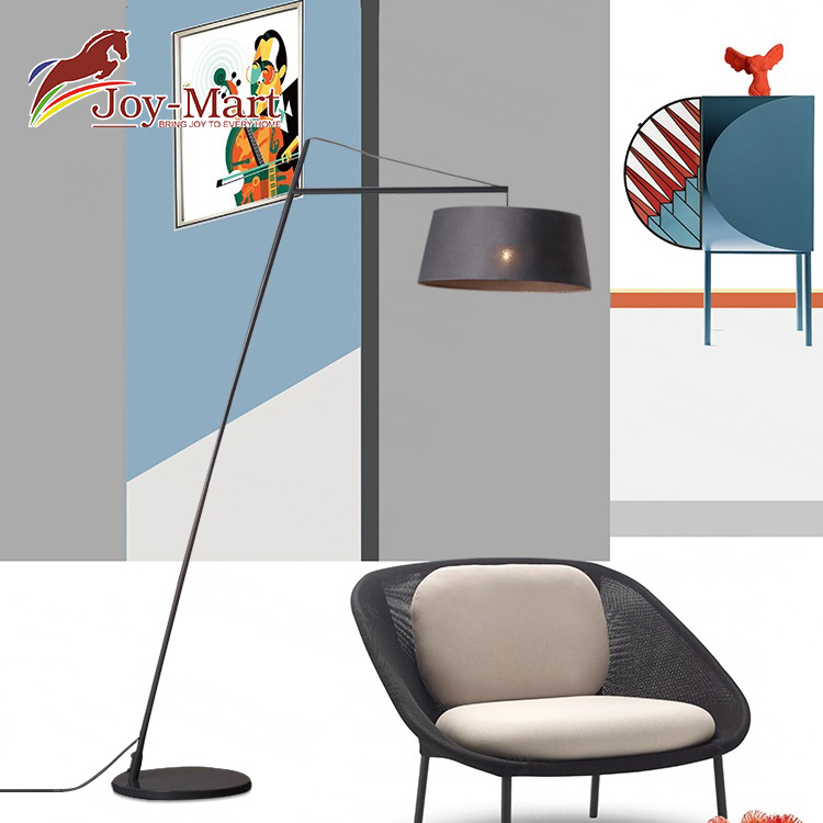 Đèn cây sofa phòng khách giúp làm nổi bật sofa và các đồ nội thất trong không gian