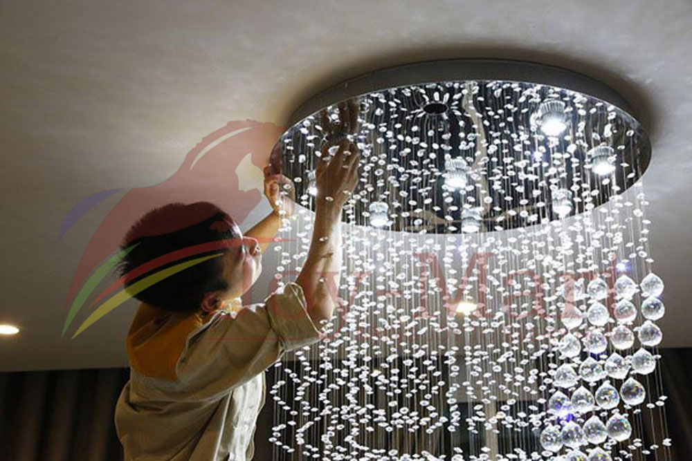 thợ sửa đèn chùm